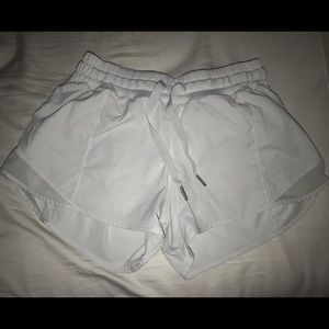 Lululemon White Hotty Hot short ll Long 4”